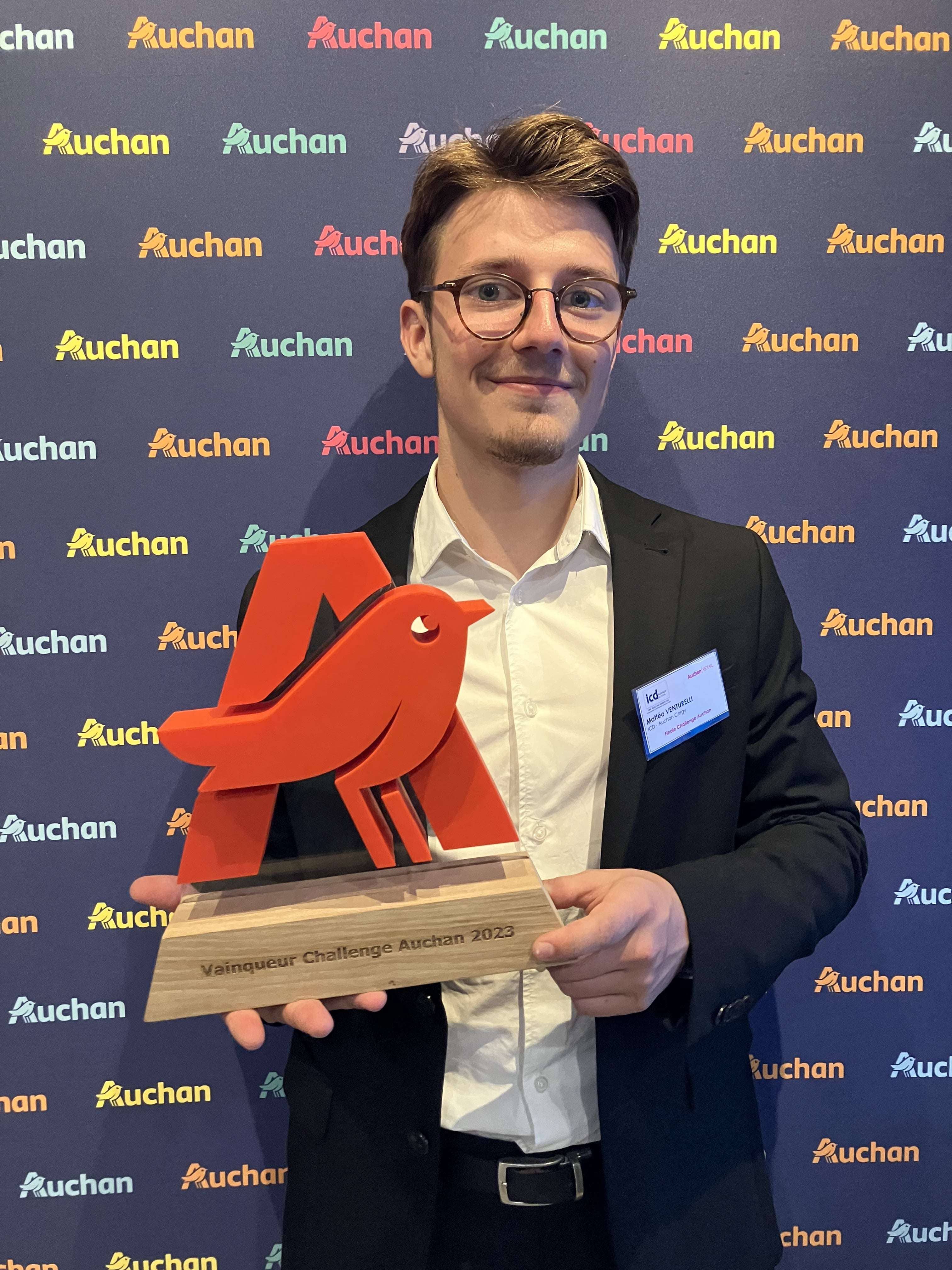 Matteo VENTURELLI avec le trophée du Auchan Challenge 