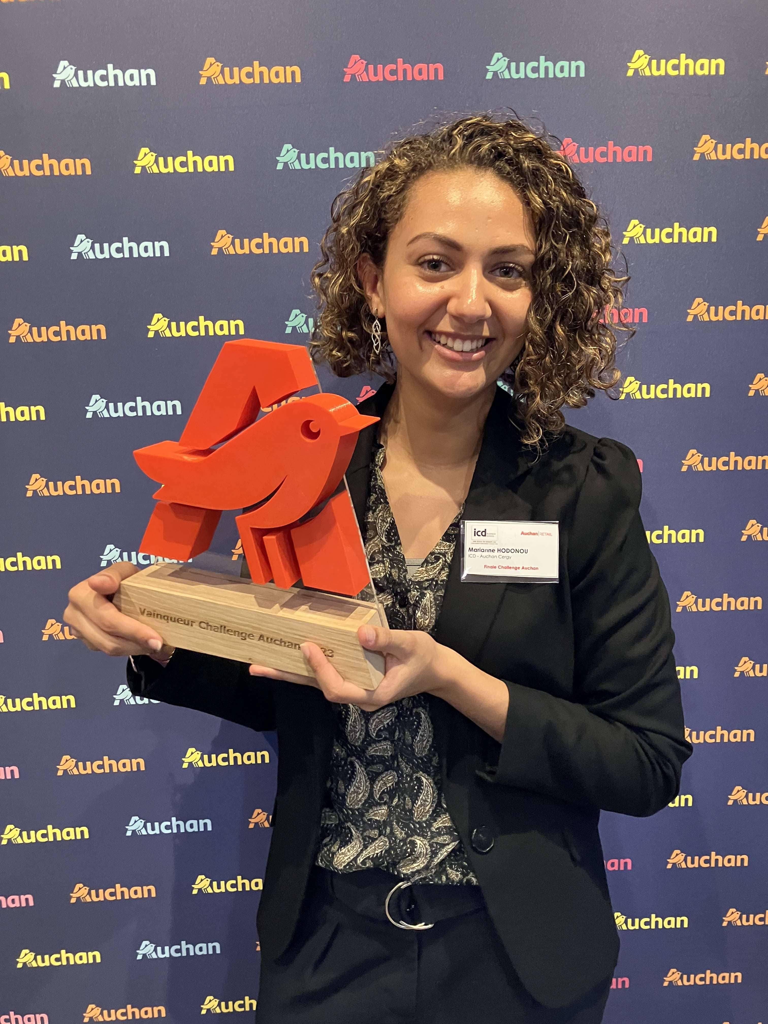 Marianne HODONOU avec le trophée du Auchan Challenge