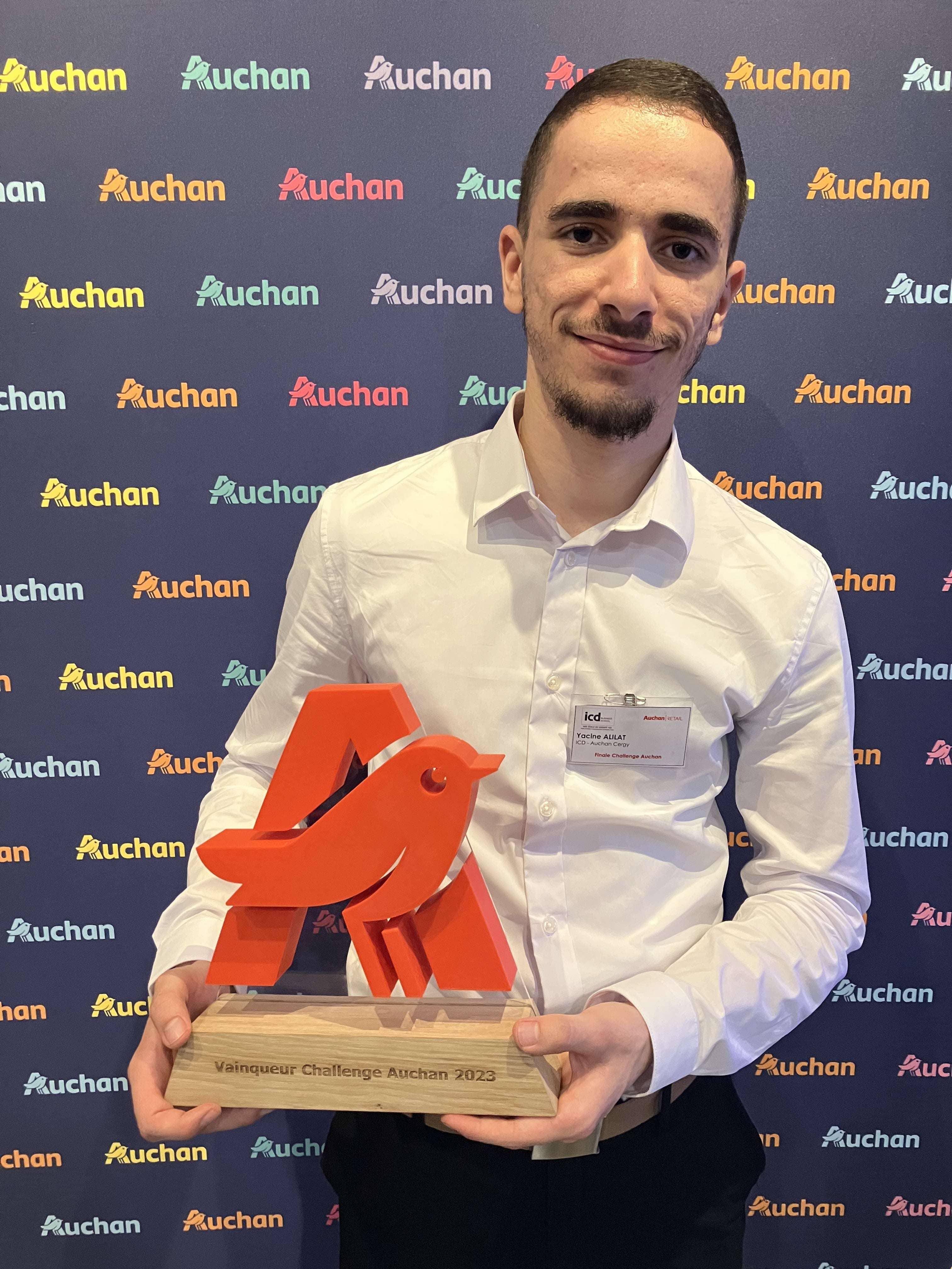 Yacine ALILAT avec le trophée du Auchan Challenge
